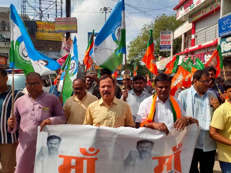 hajipur news. पीएम पर अमर्यादित टिप्पणी के विरोध में एनडीए कार्यकर्ता उतरे सड़कों पर