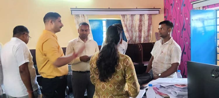 राजस्व शिविर का बीपीआरओ ने किया निरीक्षण