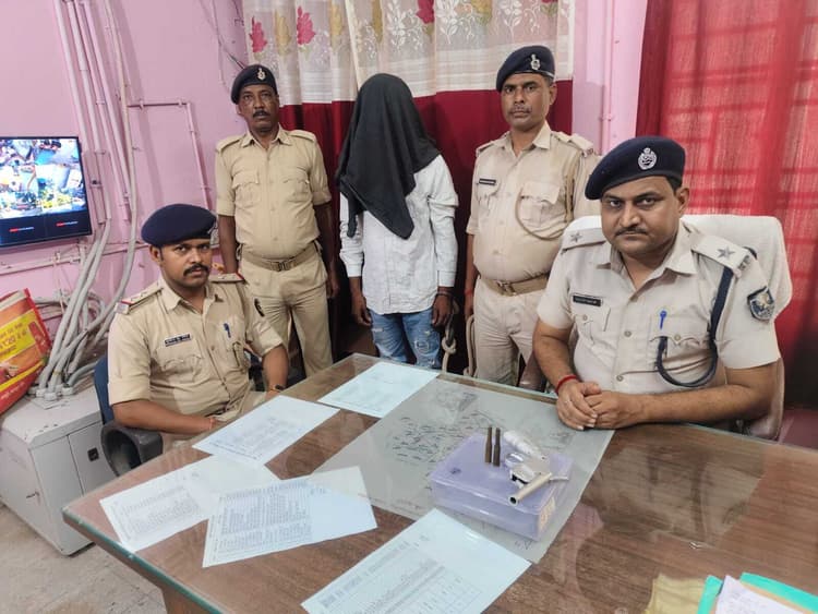 Motihari: जेल में बंद शातिर का पुत्र लूटकांड में गिरफ्तार, कट्टा व कारतूस बरामद