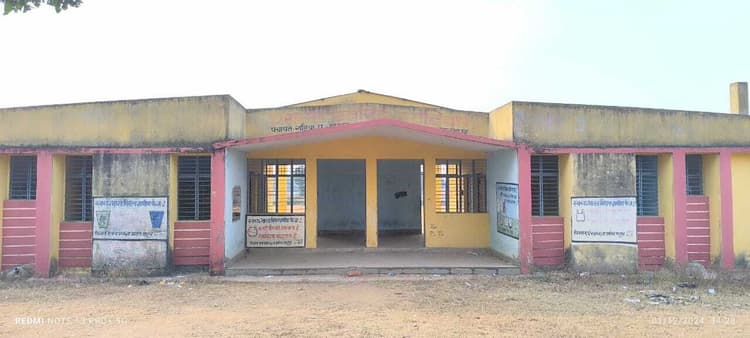 Deoghar news : 1. 11 करोड़ की लागत से बना पुनिझरी का स्टेडियम बना पशुओं का चारागाह