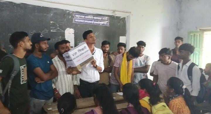 वीआइपी भिखारी का पोस्टर लगाकर कॉलेज प्रशासन को दी भीख की राशि