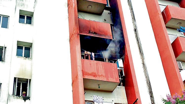 ड्यूटी पर थे डॉक्टर और आग में जल गया फ्लैट, दो इंजनों के साथ दमकलकर्मियों ने आधे घंटे में आग पर पाया काबू