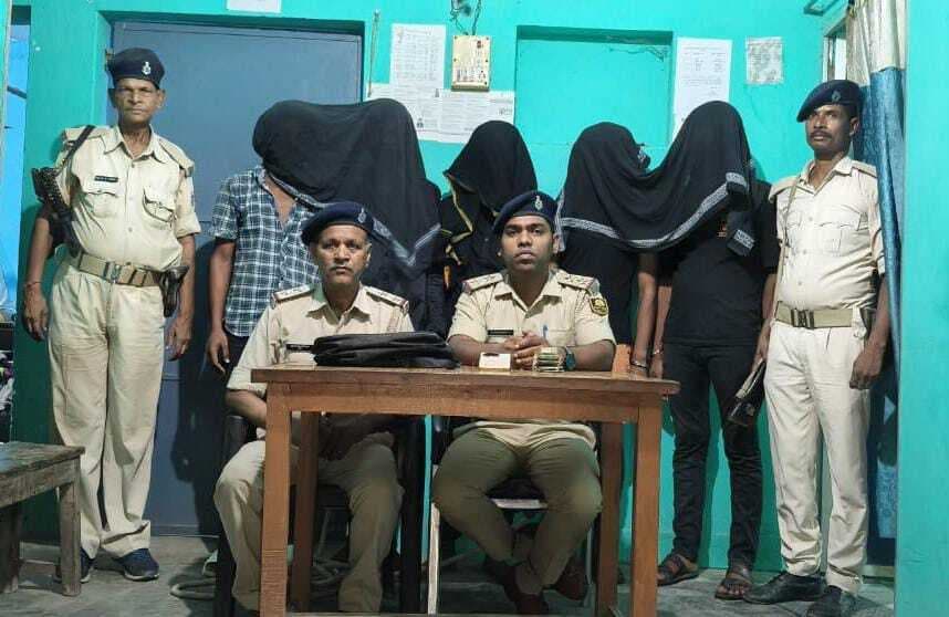 रोड रॉबड़ी गिरोह का पांच सदस्य गिरफ्तार, नकदी, मोबाइल बरामद
