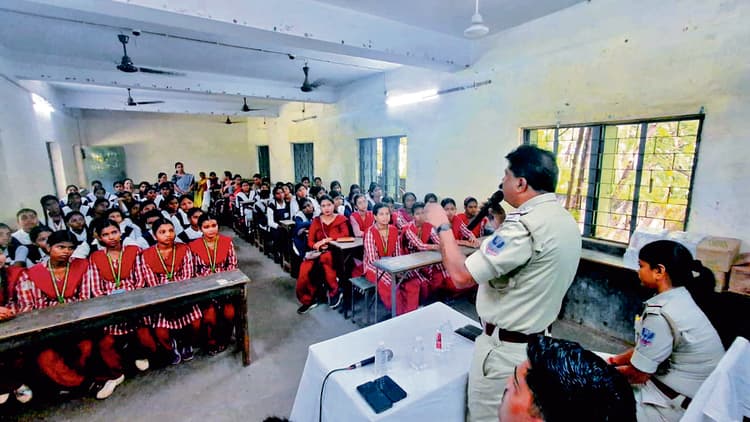 पुलिस ने छात्राओं को बताये साइबर ठगी से बचने के उपाय