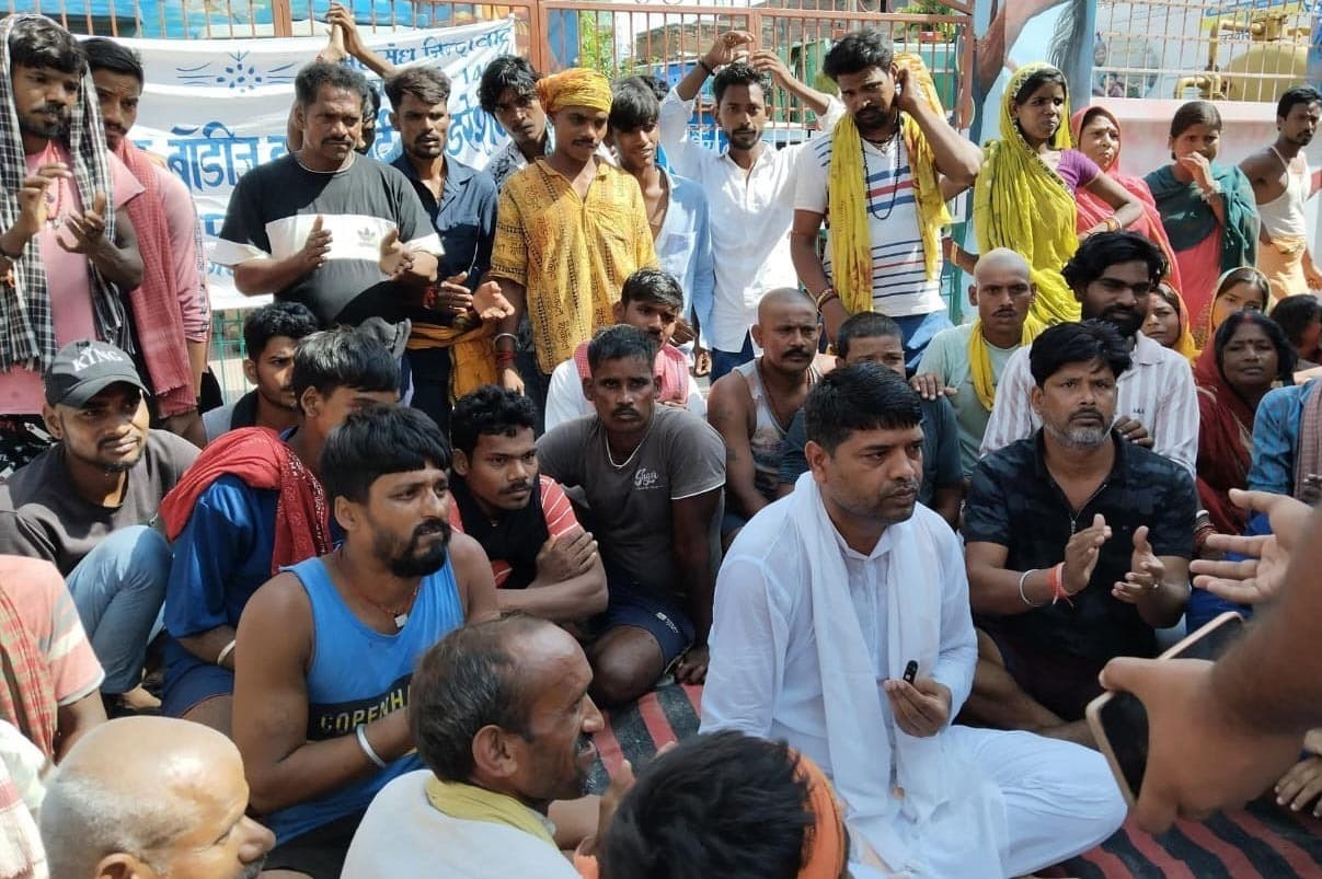 नप कार्यालय बड़हिया का सफाई कर्मियों ने किया घेराव