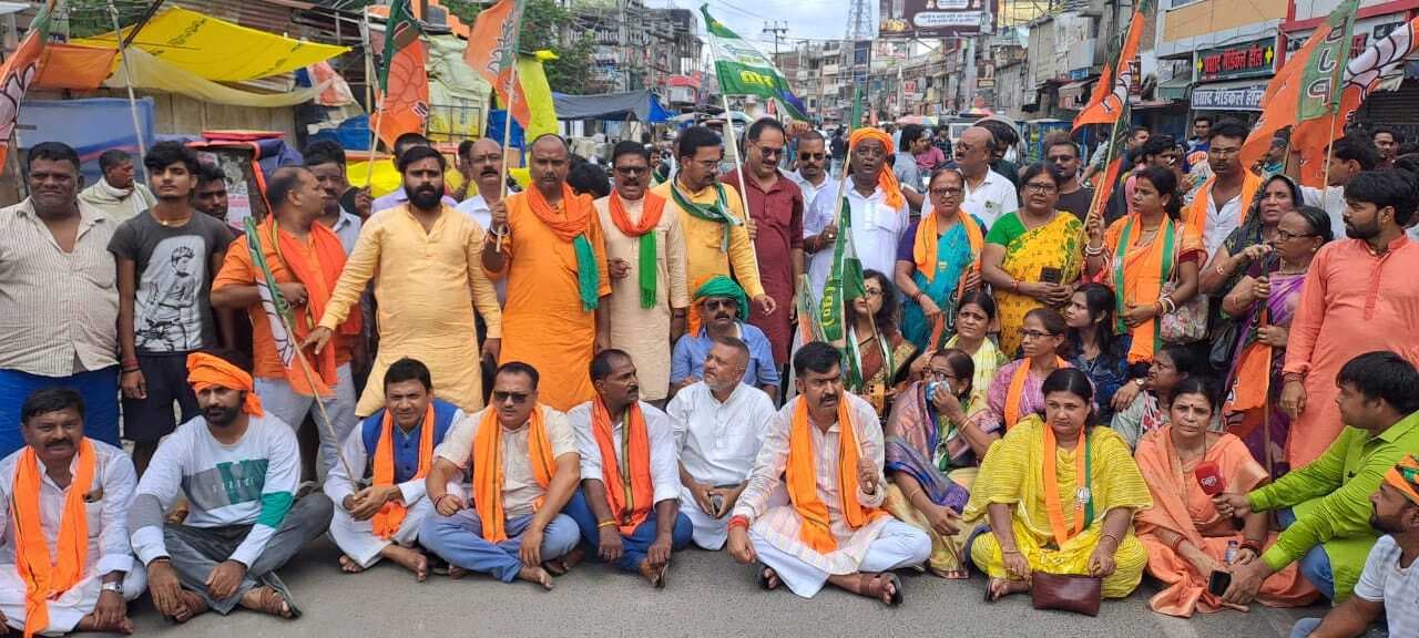 Motihari: पीएम की मां के अपमान के खिलाफ सड़क पर उतरे एनडीए कार्यकर्ता