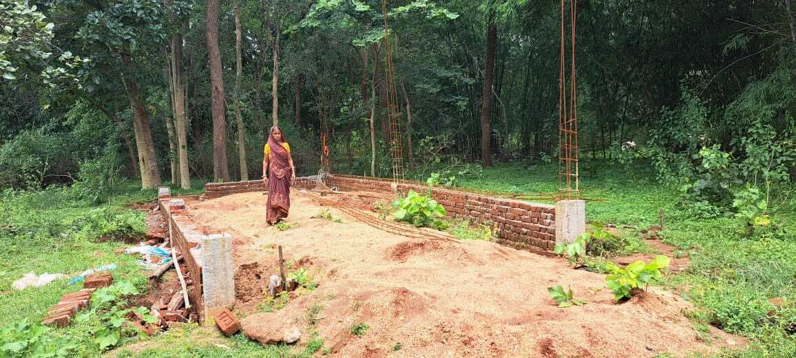 Giridih News :जटाडीह में निर्माणाधीन पीएम आवास की दीवार को किया ध्वस्त