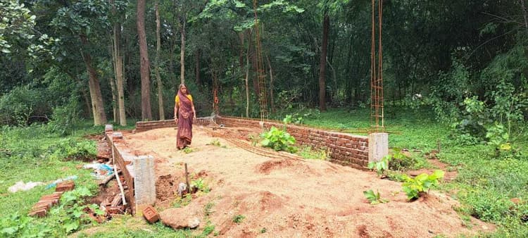 Giridih News :जटाडीह में निर्माणाधीन पीएम आवास की दीवार को किया ध्वस्त