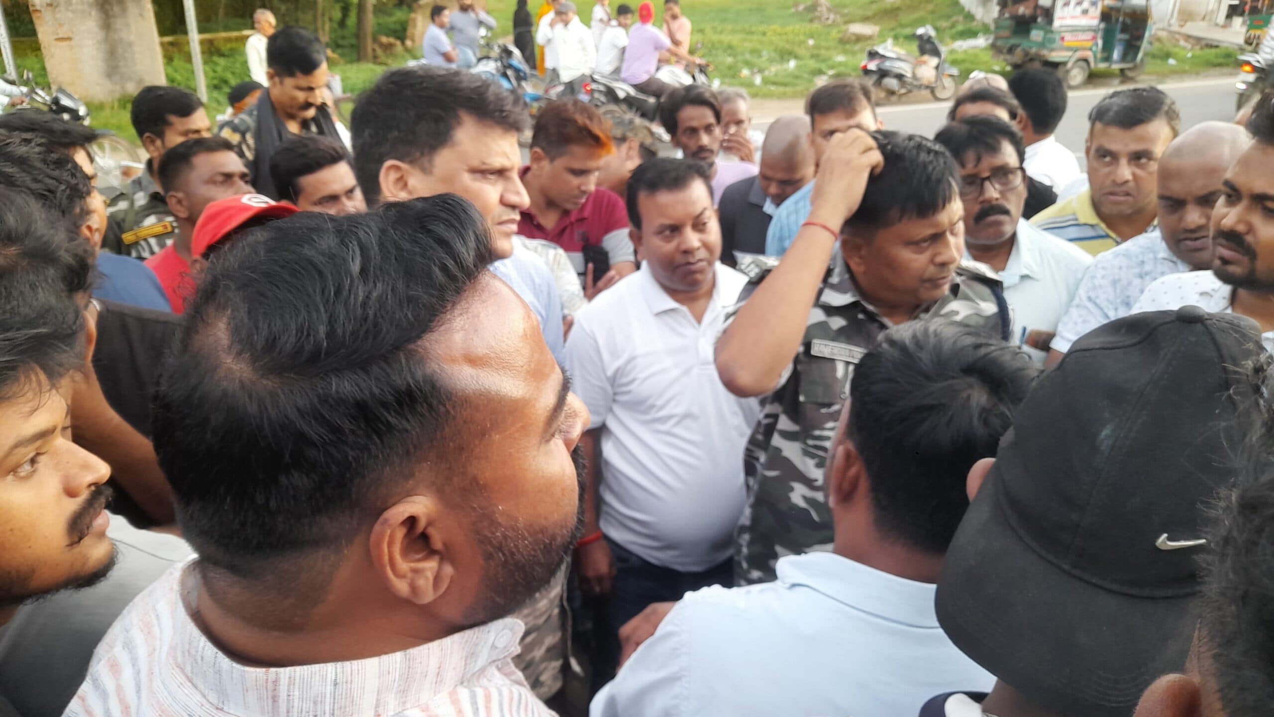 Giridih News :बरजो में शराब दुकान खोले जाने का ग्रामीणों ने किया विरोध