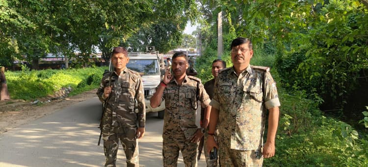 Giridih News: पर्व को लेकर पुलिस ने तिसरी में फ्लैग मार्च निकाला