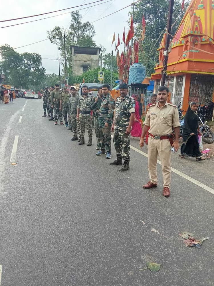 Giridih News: पुलिस ने निकाला फ्लैग मार्च