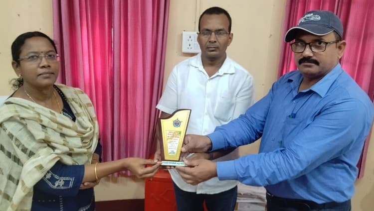 Giridih News: एक शिक्षक की इच्छा शक्ति ने बदल दी सरकारी स्कूल की तस्वीर