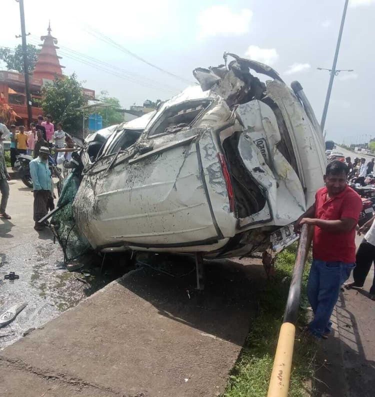 Giridih News: टायर फटने से तेज रफ्तार कार पलटी, छह घायल