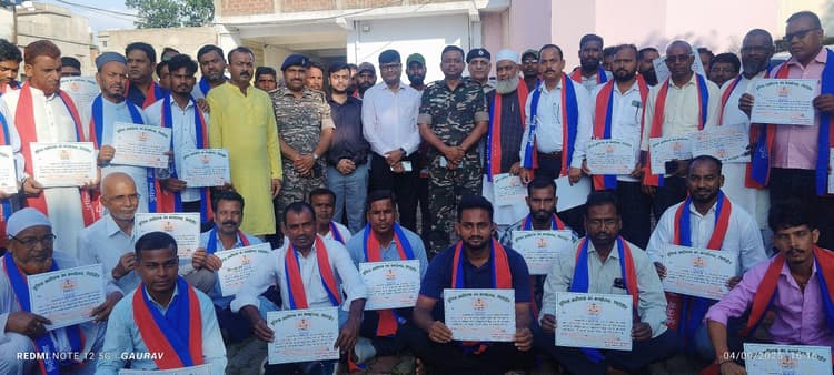 Giridih News: समारोह आयोजित कर पुलिस मित्रों को किया गया सम्मानित