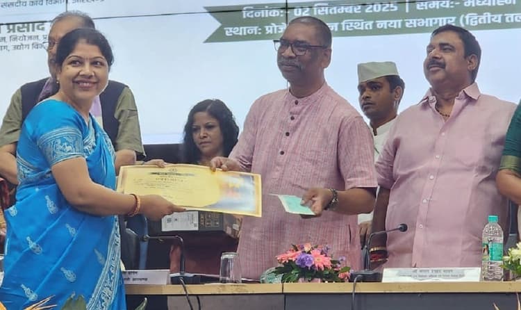 Bokaro News : सीएम ने सीआइएससी बोर्ड के स्टेट टॉपर दीप्तेश की मां को किया सम्मानित