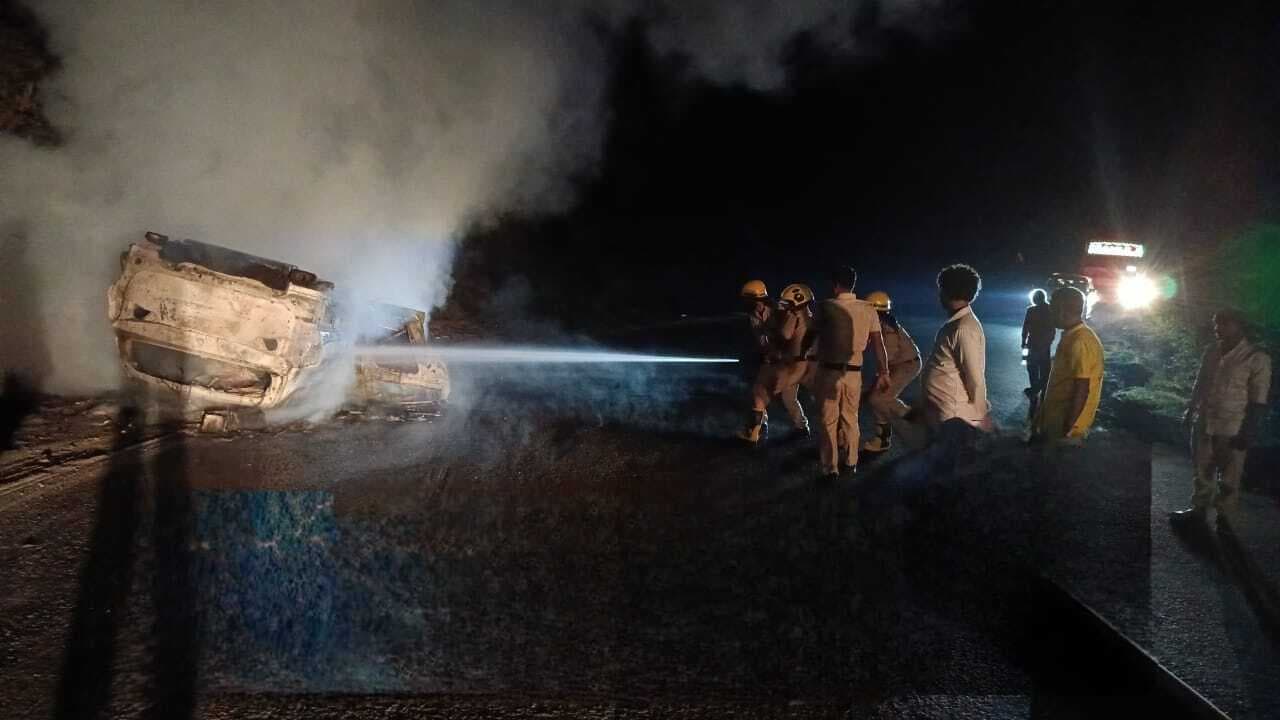 हाइवा के चकमा देने से पलटी बीएमडब्ल्यू कार में लगी आग