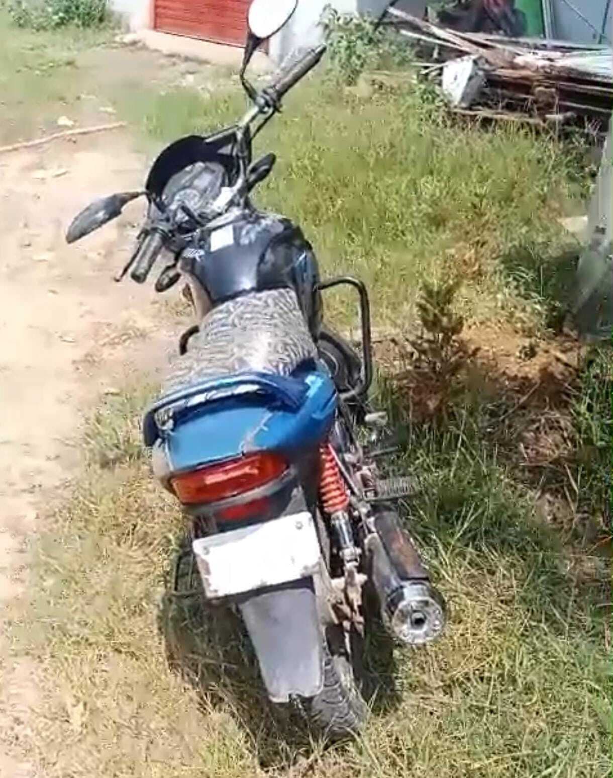 घर के बाहर से बाइक ले उड़े चोर