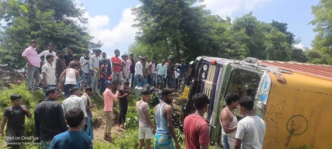 ट्रक व बाइक की सीधी टक्कर में युवक की मौत, दूसरा घायल