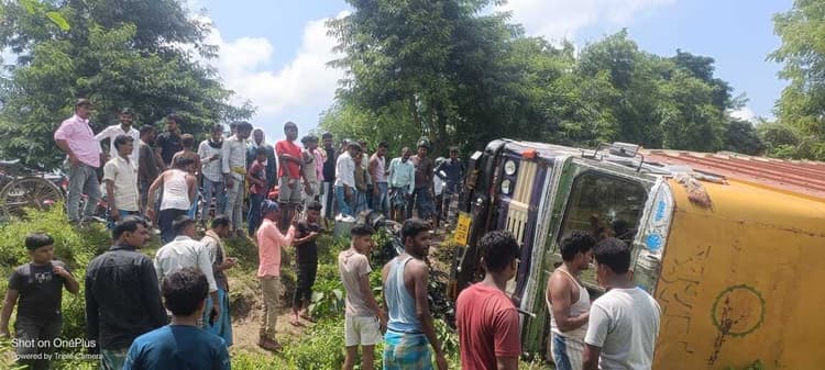 ट्रक व बाइक की सीधी टक्कर में युवक की मौत, दूसरा घायल