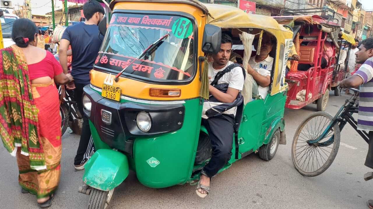 हादसे को आमंत्रण दे रहा ऑटो व टोटो, मानक से ज्यादा सवारी बैठाये बिना नहीं बढ़ता वाहन