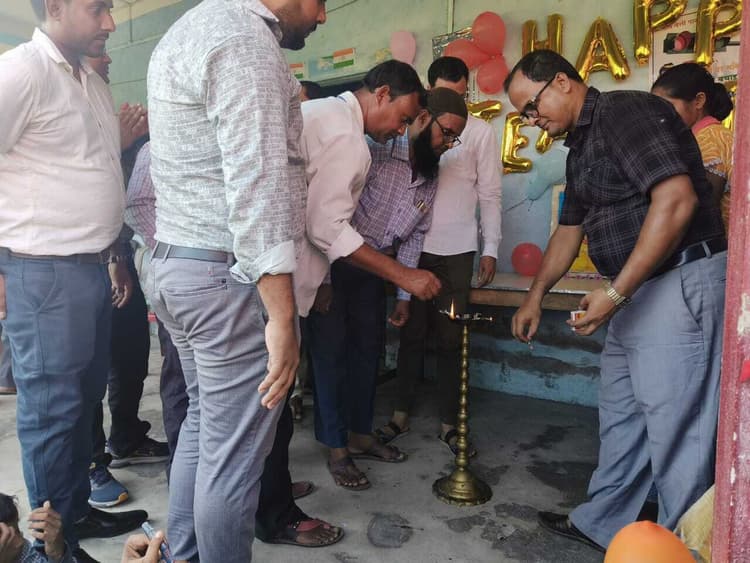 आवर आन स्कूल में शिक्षक दिवस मनायी गयी