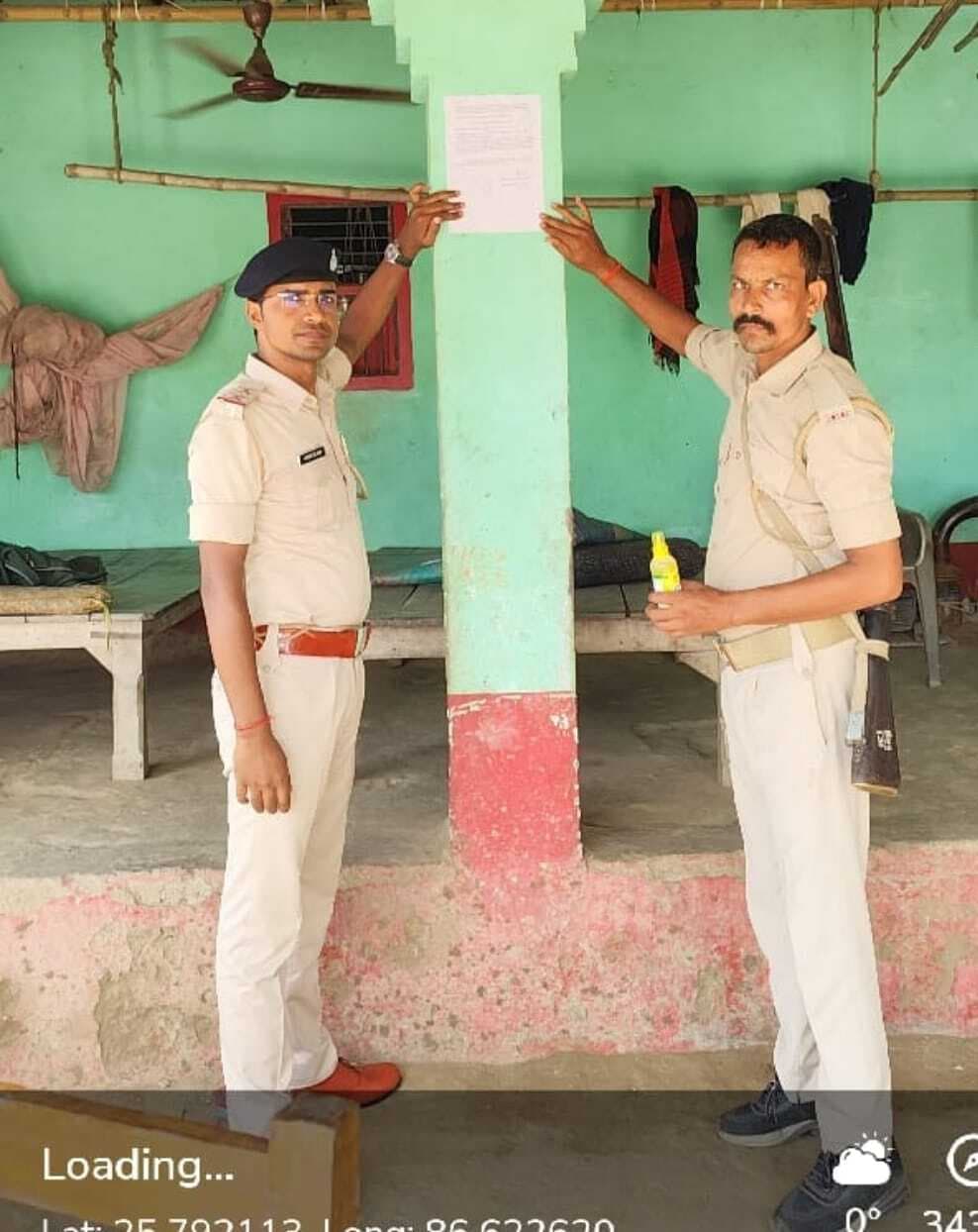 फरार अभियुक्त के घर पुलिस ने चिपकाया इश्तिहार