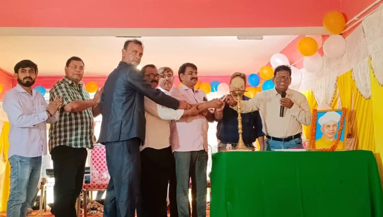 Samastipur News:मेहनत व समर्पण से प्रतिभा निखारा जा सकता है : ओझा