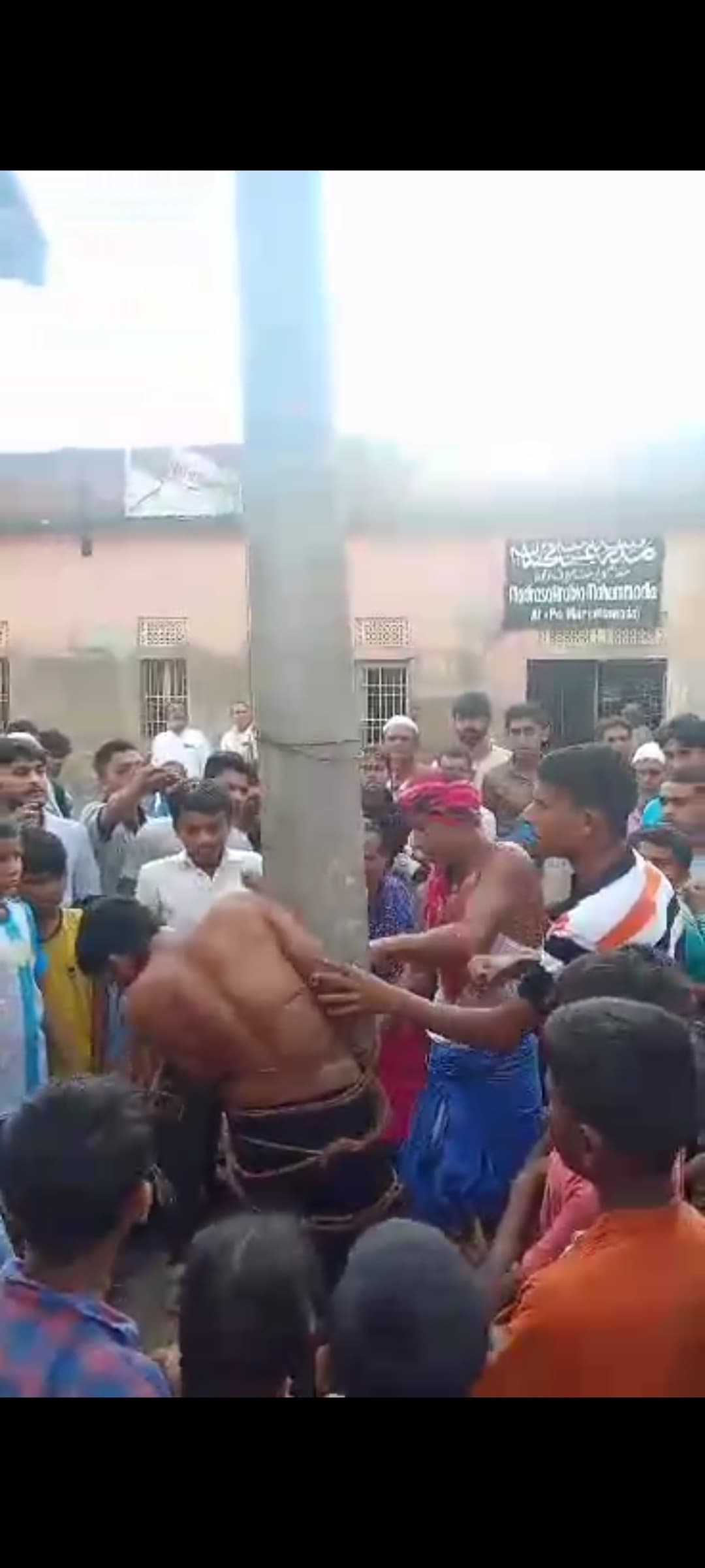 मरूई में भीड़ का तालिबानी फैसला, युवक को बिजली पोल में बांधकर पीटा
