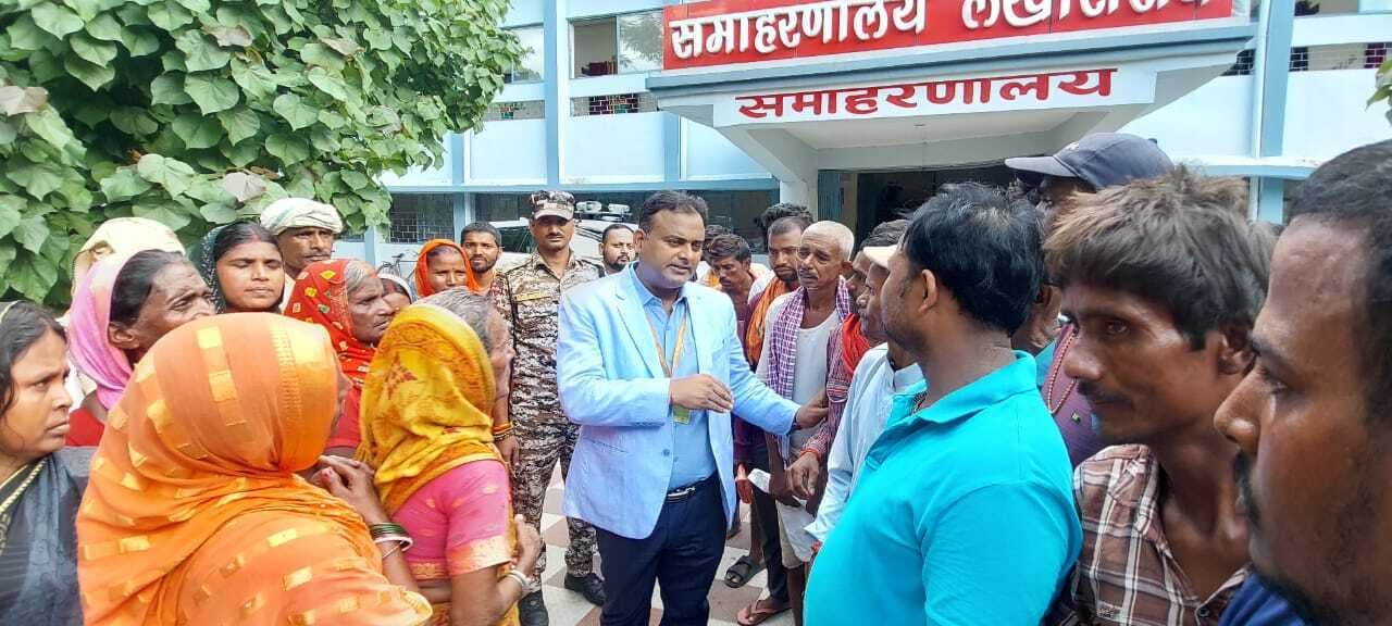 बाढ़ पीड़ित पहुंचे डीएम कार्यालय, डीएम से मिलकर रखी आपनी बात