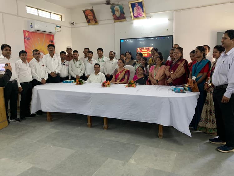 बेहतर समाज का निर्माण करता है शिक्षक