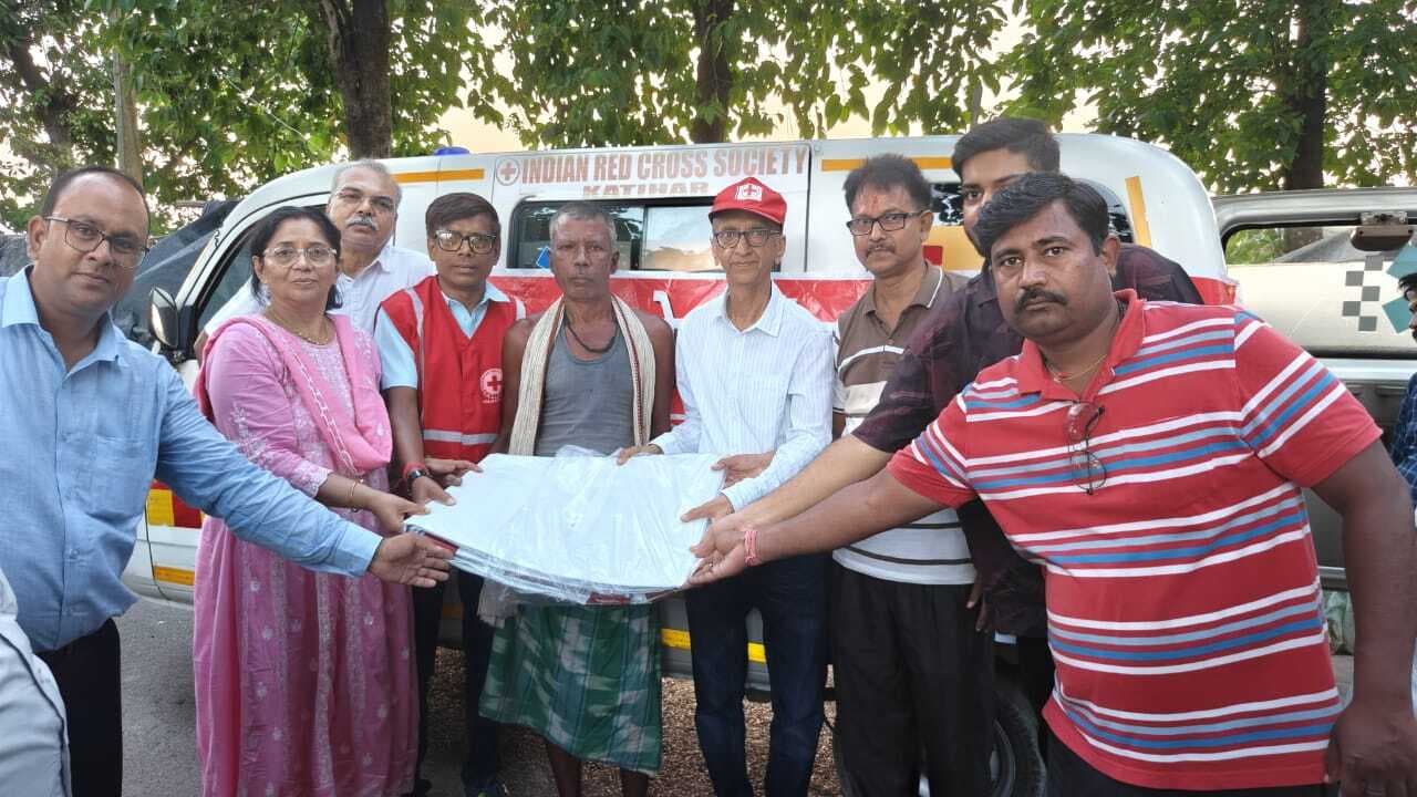 रेडक्रांस सोसाइटी ने बाढ़ पीड़ितों के बीच तिरपाल का किया वितरण