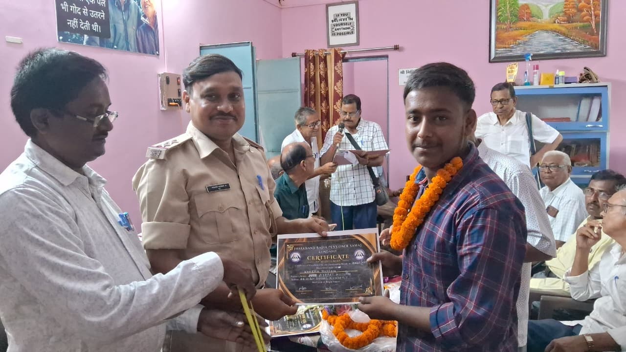 कुंडहित में शिक्षक दिवस पर प्रखंड टॉपर व सेवानिवृत्त शिक्षकों को किया सम्मानित