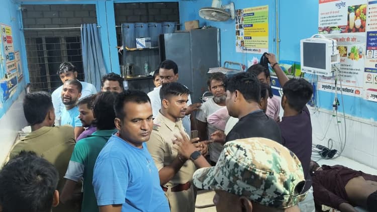 पेड़ से टकरायी बाइक, तीन युवकों की मौत