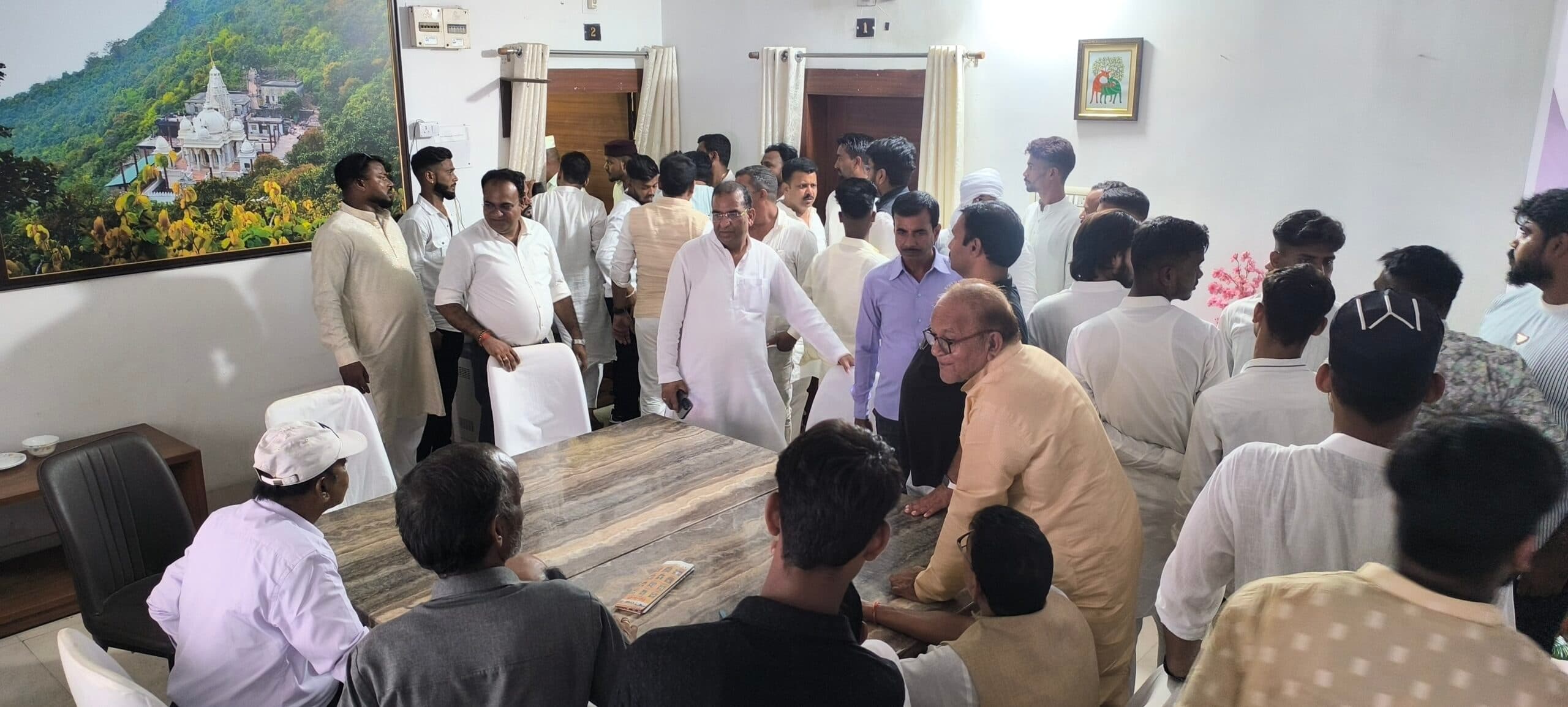 Giridih News :गहमागहमी के बीच हुई रायशुमारी, दावेदारों ने का शक्ति प्रदर्शन