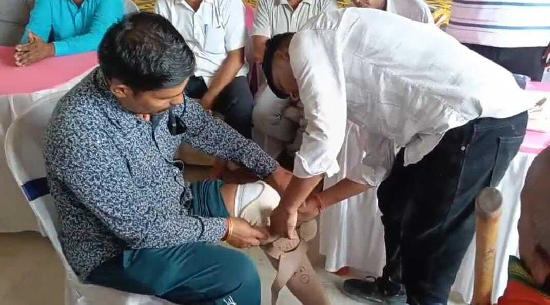 Giridih News :1986 बैच के छात्रों के शिविर में 167 दिव्यांगों के बीच कृत्रिम अंग वितरित