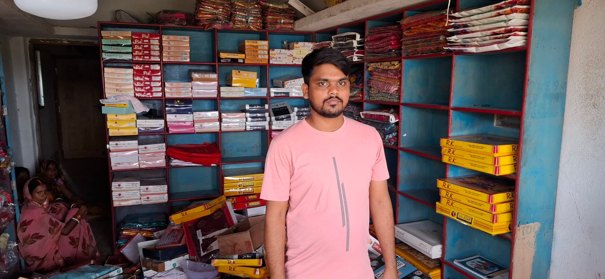 Giridih News :कपड़ा दुकान से ढाई लाख की संपत्त चोरी, जांच में जुटी पुलिस