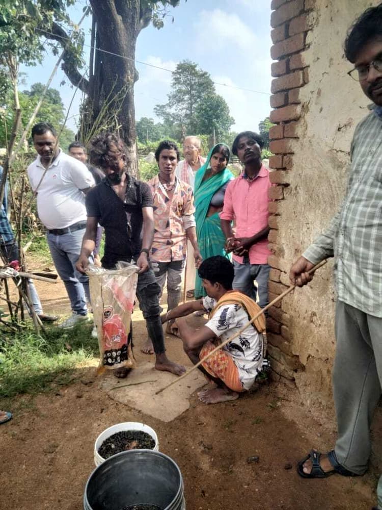 Giridih News :सरिया में मिलावटी मधु बेचनेवाला गिरोह सक्रिय, लोगों ने खदेड़ा