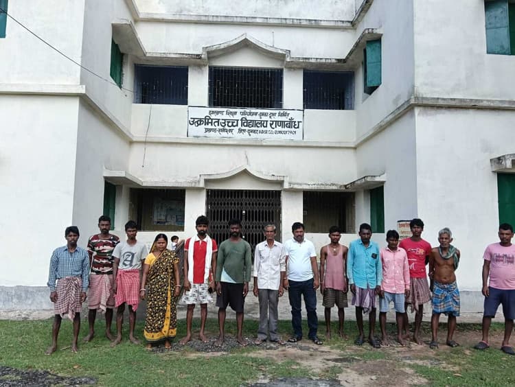 शिक्षकों की कमी के चलते बंगाल में पढ़ते हैं बच्चे
