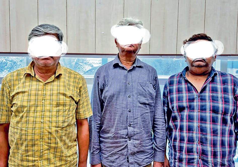 छापेमारी में बिना रिकॉर्ड के रखे गये 41 आग्नेयास्त्र जब्त