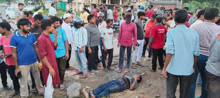 Dhanbad News : बगैर हेंडब्रेक के खड़ा वाहन लुढ़का, साइकिल सवार जख्मी