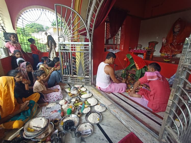 Saran News : अनंत चतुर्दशी पर मंदिरों में उमड़े श्रद्धालु, घर-घर हुई पूजा