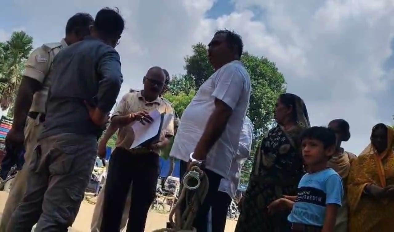 Saran News : सदर अस्पताल में पुलिस की लापरवाही उजागर, हथकड़ी में घूमता रहा आरोपित, पुलिसकर्मी रहे बेफिक्र