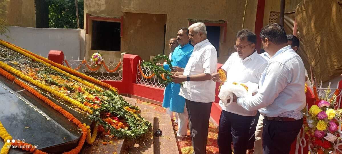 Dhanbad News : 19 वीं बरसी पर नगदा हादसे के शहीद श्रमिकों को दी गयी श्रद्धांजलि