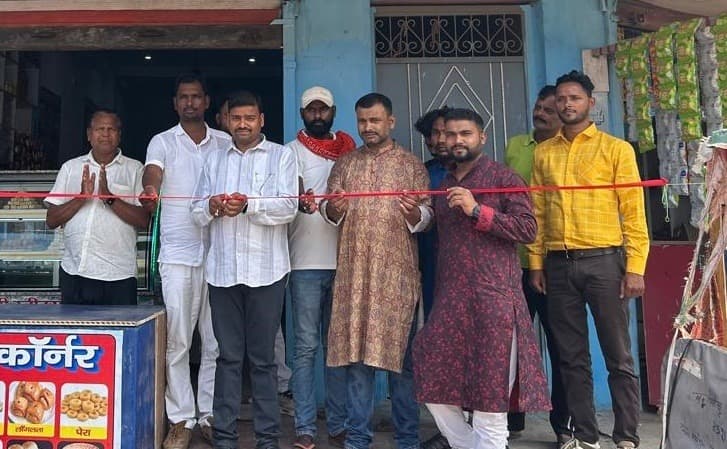 स्वीट्स एंड फ़ास्ट फ़ूड दुकान का उद्घाटन राजद नेता ने किया उद्घाटन