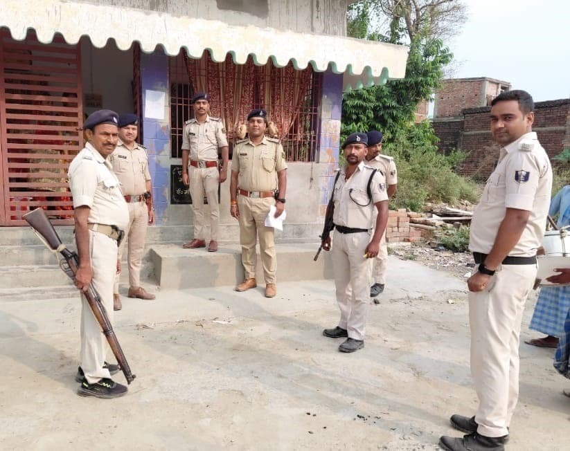Motihari: दस हजार के इनामी के घर चिपकाया गया इश्तेहार