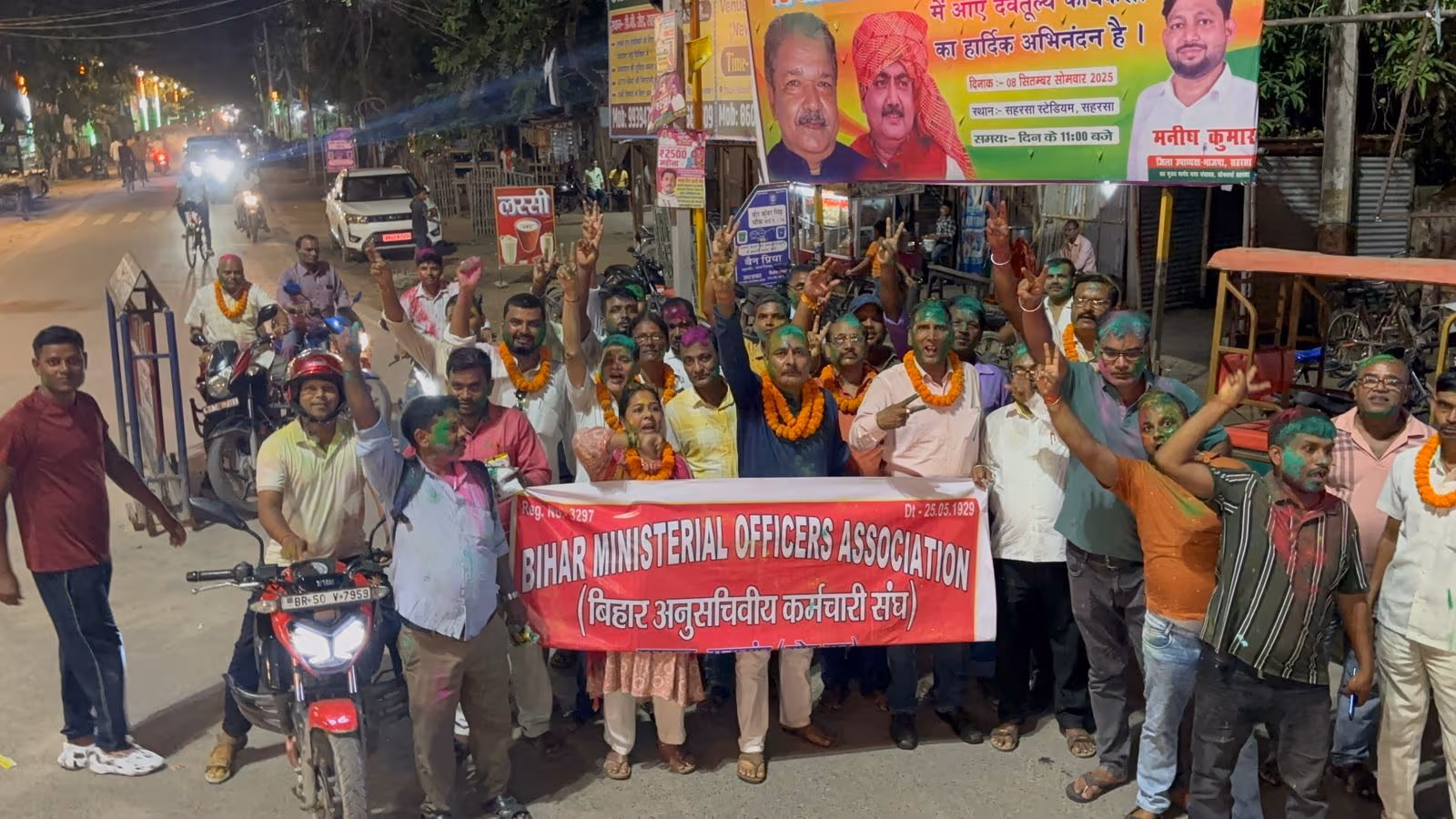 मांगें माने जाने पर निकाला विजय जुलूस