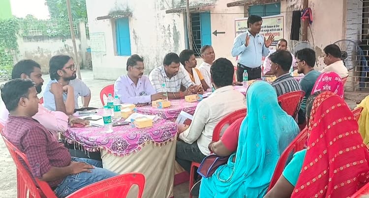 बच्चों को नियमित विद्यालय भेजने अभिभावकों को किया जागरूक