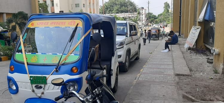 सरकारी एम्बुलेंसकर्मियों की हड़ताल से सांसत में जान
