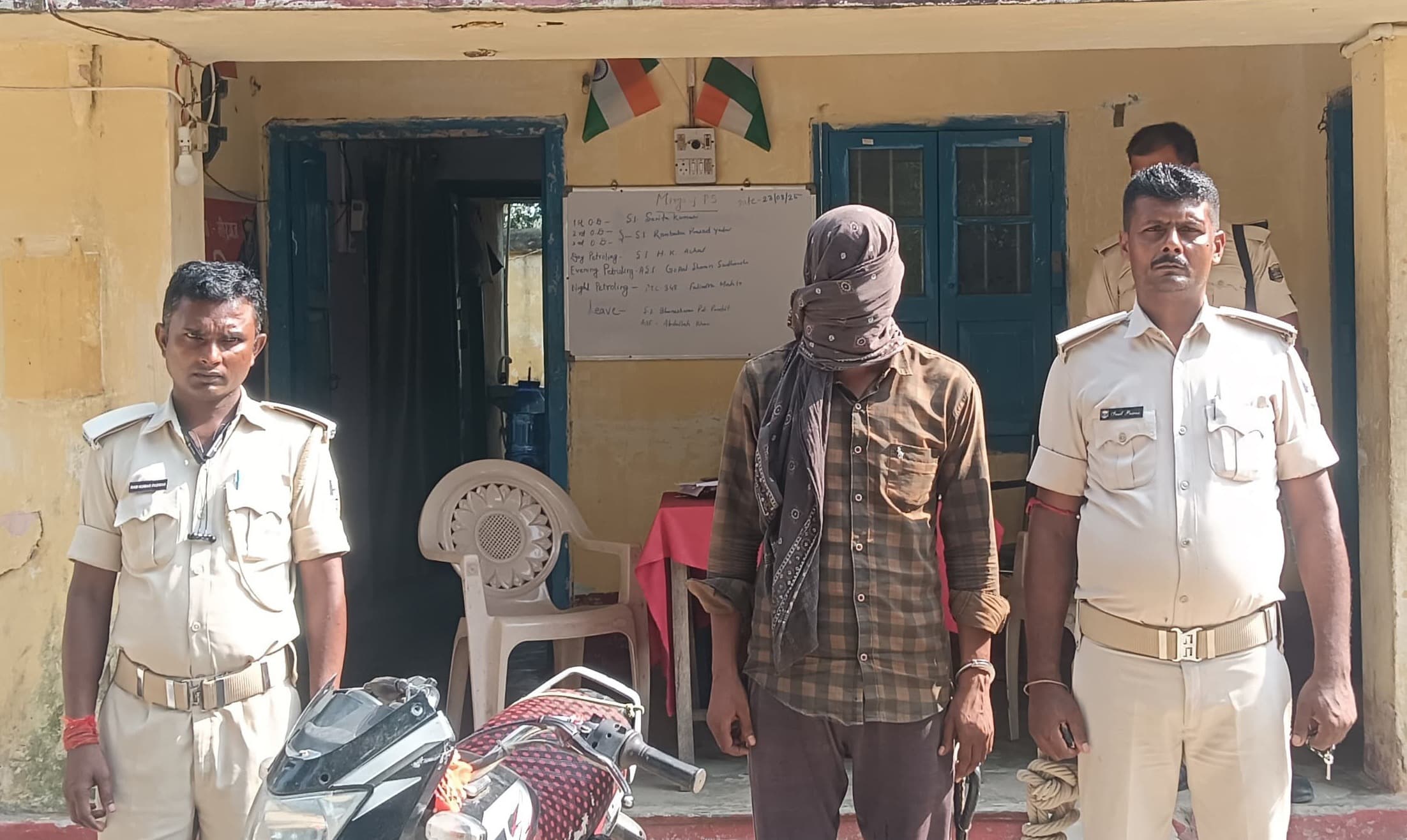 चार महीने पहले खरीदी बिना कागजात चोरी की बाइक, चेकिंग में पुलिस ने दबोचा