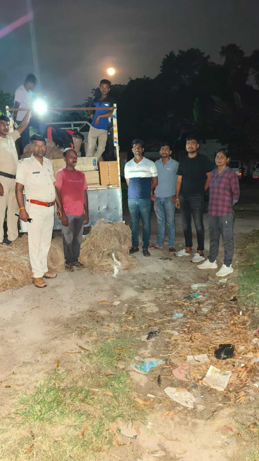 उत्पाद विभाग ने पिकअप से 342 लीटर शराब किया बरामद